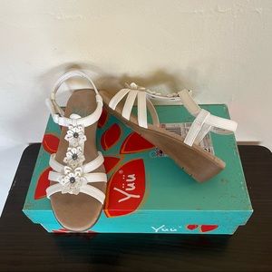 NIB Wedge Flower Fashion Sandals (5M)